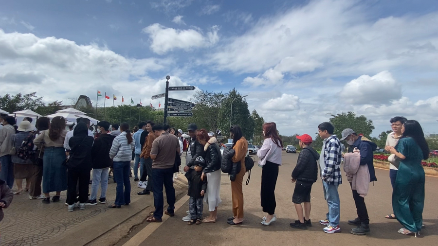 Nhiều người đã phải xếp hàng từ sớm để mua vé vào cổng tại các địa điểm du lịch ở Đắk Lắk. Ảnh: Sầm Ánh Nhiều người đã phải xếp hàng từ sớm để mua vé vào cổng tại các địa điểm du lịch ở Đắk Lắk. Ảnh: Sầm Ánh