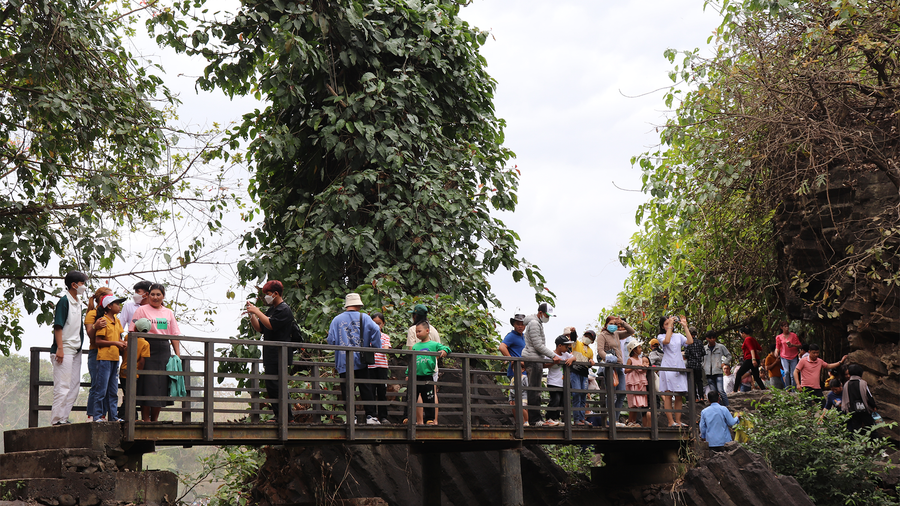 Không khí nhộn nhịp, đông đúc bao trùm cả thác nước Dray Nur. Ảnh: Sầm Ánh Không khí nhộn nhịp, đông đúc bao trùm cả thác nước Dray Nur. Ảnh: Sầm Ánh