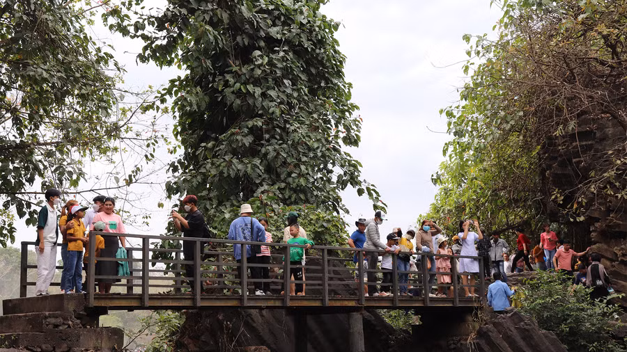 Không khí nhộn nhịp, đông đúc bao trùm cả thác nước Dray Nur. Ảnh: Sầm Ánh