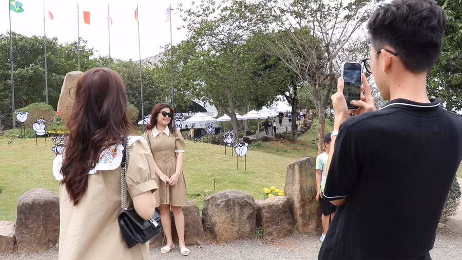 Tại Bảo tàng Thế giới cà phê đã đón nhiều du khách từ sáng sớm. Ảnh: Sầm Ánh