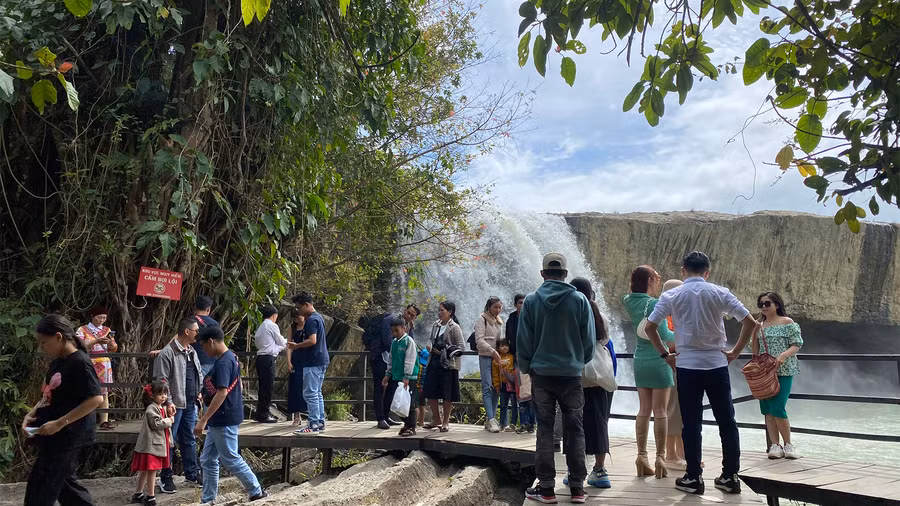 Tại thác nước Dray Nur, hàng ngàn lượt khách ghé đến mỗi ngày. Ảnh: Sầm Ánh