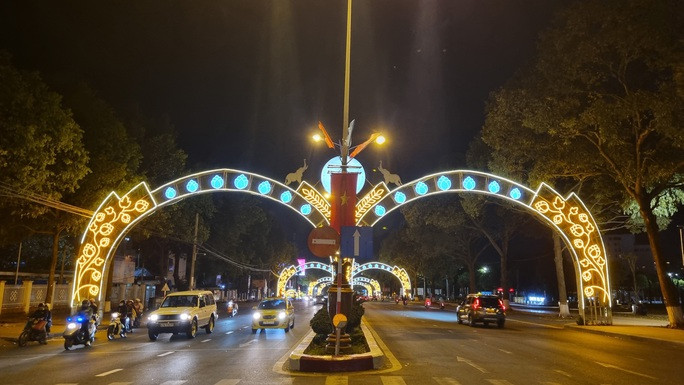 Dưới ánh đèn đêm, TP Buôn Ma Thuột trở nên thơ mộng Dưới ánh đèn đêm, TP Buôn Ma Thuột trở nên thơ mộng