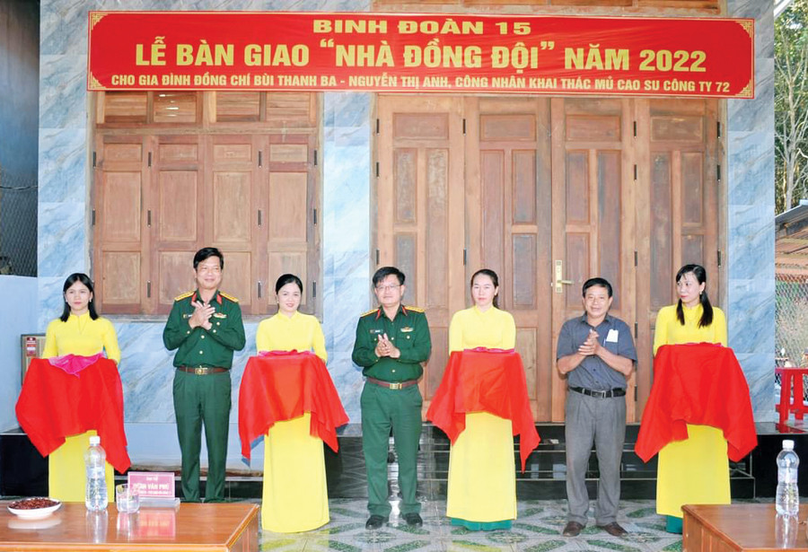 Binh đoàn 15 trao Nhà đồng đội cho công nhân có hoàn cảnh khó khăn. Ảnh: V.H
