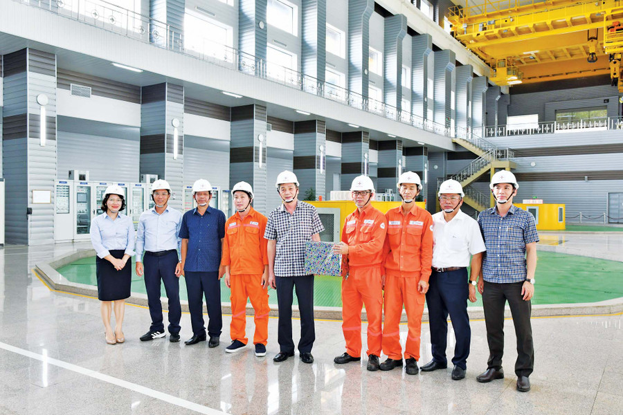 Ông Hồ Trung Đông (ở giữa, Bí thư Đảng ủy, Giám đốc Công ty Phát triển thủy điện Sê San) tặng quà cho các kíp vận hành nhân dịp Nhà máy Thủy điện Sê San 4 phát điện vượt sản lượng theo kế hoạch EVN giao năm 2022. Ảnh: Lê Phương Ông Hồ Trung Đông (ở giữa, Bí thư Đảng ủy, Giám đốc Công ty Phát triển thủy điện Sê San) tặng quà cho các kíp vận hành nhân dịp Nhà máy Thủy điện Sê San 4 phát điện vượt sản lượng theo kế hoạch EVN giao năm 2022. Ảnh: Lê Phương