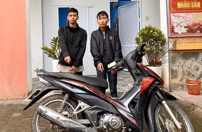 Hai đối tượng và tang vật tại cơ quan công an