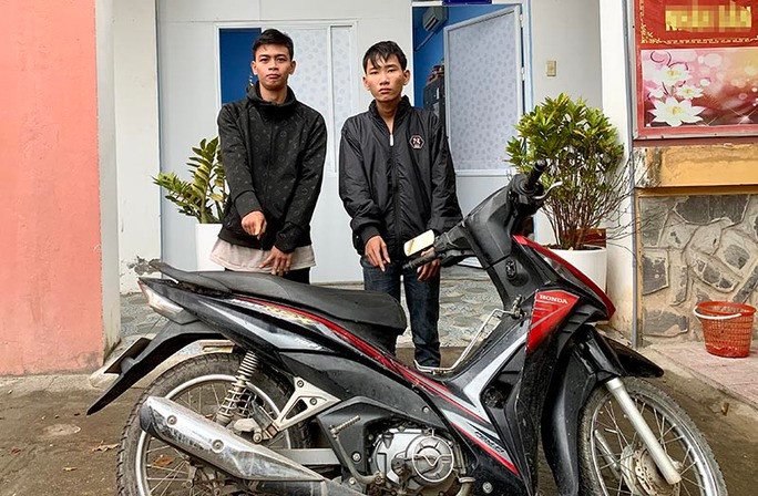 Hai đối tượng và tang vật tại cơ quan công an