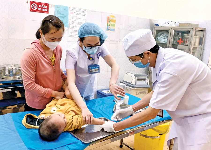 Các y-bác sĩ chăm sóc bệnh nhân tại Khoa Ngoại tổng hợp (Trung tâm Y tế TP. Pleiku). Ảnh: Như Ý