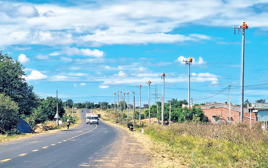 PC Gia Lai nỗ lực thực hiện sứ mệnh cung ứng, đảm bảo nguồn điện năng cho sự phát triển kinh tế-xã hội tỉnh nhà. Ảnh: Hà Duy PC Gia Lai nỗ lực thực hiện sứ mệnh cung ứng, đảm bảo nguồn điện năng cho sự phát triển kinh tế-xã hội tỉnh nhà. Ảnh: Hà Duy