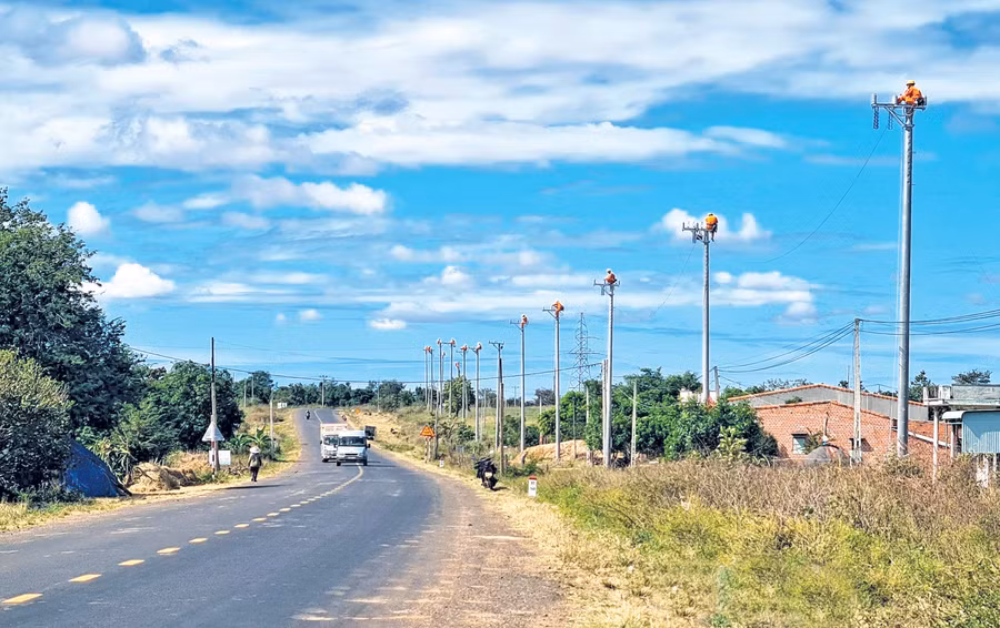 PC Gia Lai nỗ lực thực hiện sứ mệnh cung ứng, đảm bảo nguồn điện năng cho sự phát triển kinh tế-xã hội tỉnh nhà. Ảnh: Hà Duy PC Gia Lai nỗ lực thực hiện sứ mệnh cung ứng, đảm bảo nguồn điện năng cho sự phát triển kinh tế-xã hội tỉnh nhà. Ảnh: Hà Duy