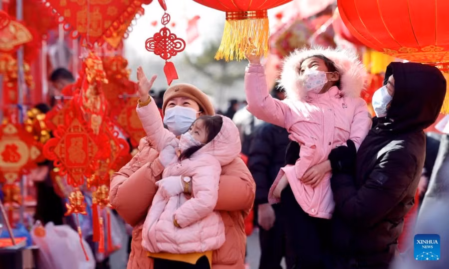 Chọn đồ trang trí Tết ở huyện Chính Định, Thạch Gia Trang, tỉnh Hà Bắc, Trung Quốc. Ảnh: Tân Hoa Xã