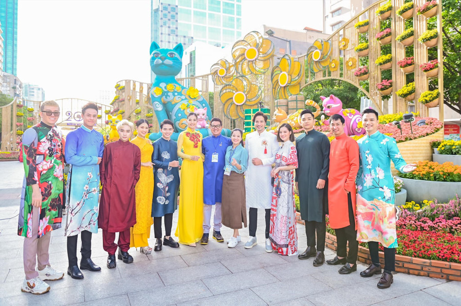 Khách đến chụp ảnh tại Đường hoa Nguyễn Huệ 2023. Ảnh: NVCC Khách đến chụp ảnh tại Đường hoa Nguyễn Huệ 2023. Ảnh: NVCC