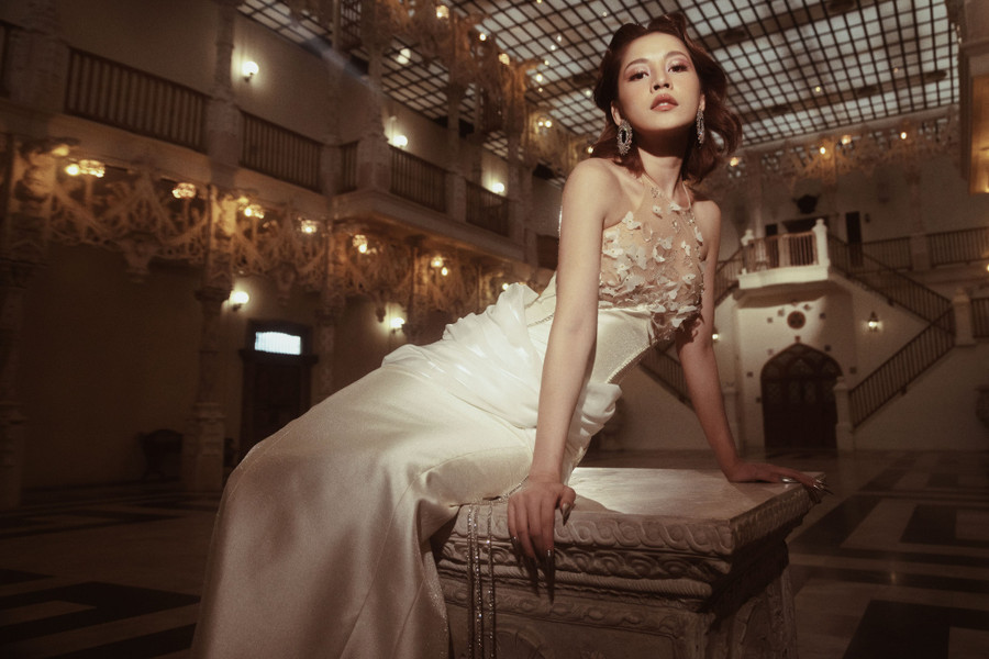 Theo giám đốc sáng tạo Ben Phạm, thông qua bộ ảnh, anh muốn thể hiện hình ảnh một cô gái có chút hiếu kỳ, tự kiểm soát được mọi thứ trong cuộc sống. Theo giám đốc sáng tạo Ben Phạm, thông qua bộ ảnh, anh muốn thể hiện hình ảnh một cô gái có chút hiếu kỳ, tự kiểm soát được mọi thứ trong cuộc sống.