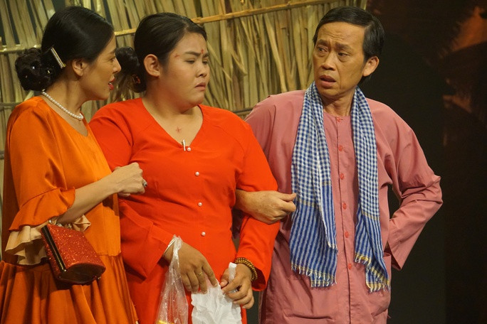 Danh hài Hoài Linh yểm trợ cho dàn diễn viên trẻ