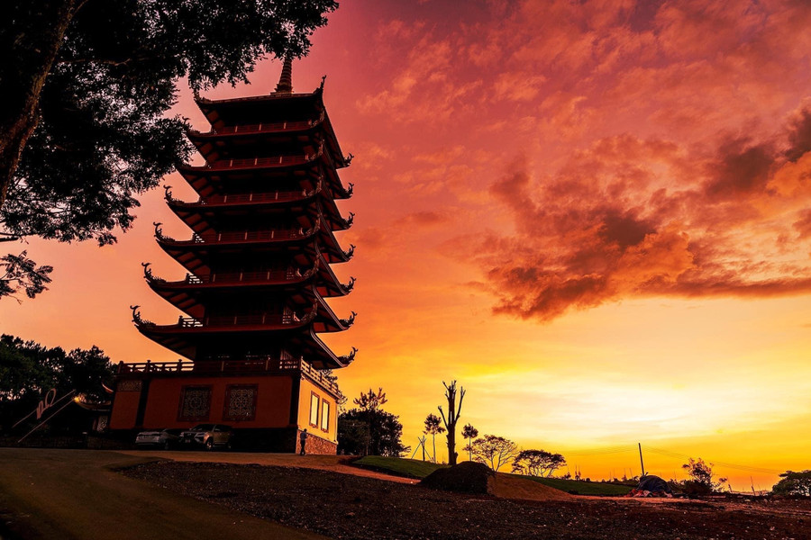 Hoàng hôn buông xuống, Tu viện Bát Nhã càng mê hoặc lòng người. Ảnh: Đình Sơn Hoàng hôn buông xuống, Tu viện Bát Nhã càng mê hoặc lòng người. Ảnh: Đình Sơn