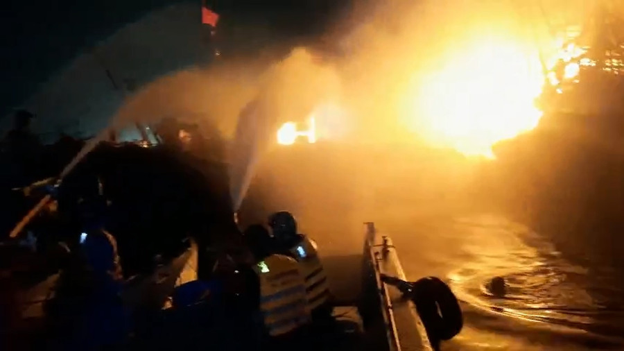 Các đơn vị phối hợp khống chế đám cháy. Ảnh: Nguyễn Tú Các đơn vị phối hợp khống chế đám cháy. Ảnh: Nguyễn Tú