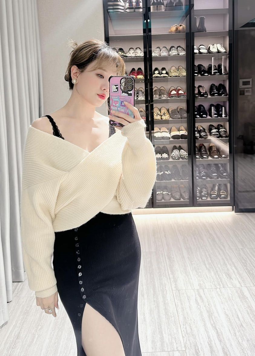 Bà xã Trấn Thành - Hari Won đăng tải hình ảnh tự sướng cùng dòng trạng thái ngắn gọn: “Bye 2022“. Ảnh: Facebook nhân vật