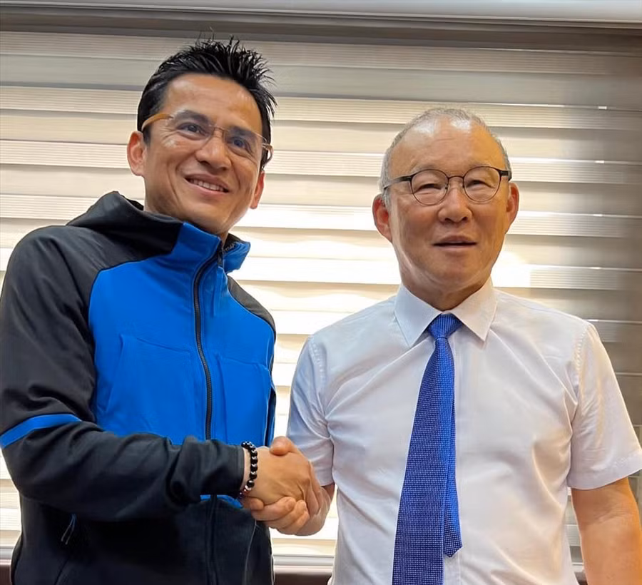 Huấn luyện viên Kiatisak chúc Tết và cảm ơn huấn luyện viên Park Hang-seo. Ảnh: Facebook nhân vật