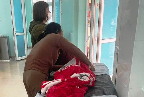 Người nhà đưa thi thể cháu L. ra ngoài. Ảnh gia đình cung cấp Người nhà đưa thi thể cháu L. ra ngoài. Ảnh gia đình cung cấp