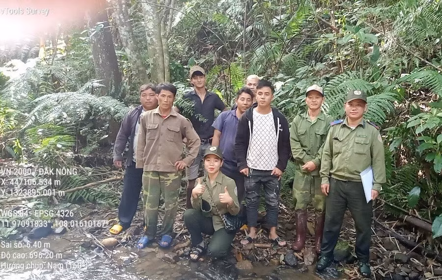 Cán bộ, nhân viên Ban quản lý rừng phòng hộ Đắk Măng cùng nhau chụp bức hình lưu niệm làm nhiệm vụ bảo vệ rừng trong ngày Tết. Ảnh: Trường Giang