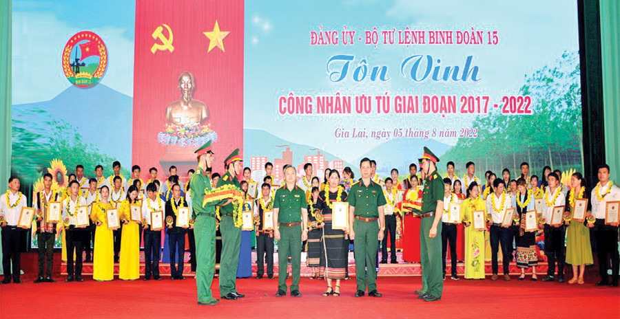 Binh đoàn 15 tôn vinh công nhân ưu tú giai đoạn 2017-2022. Ảnh: V.H