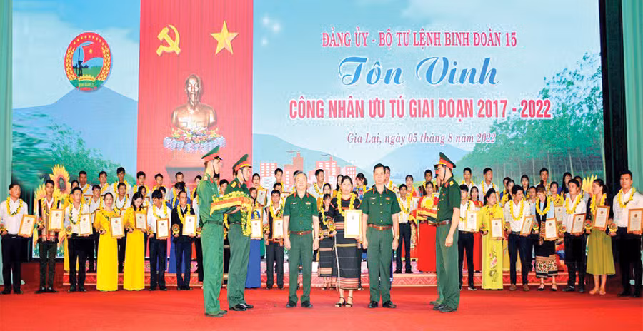 Binh đoàn 15 tôn vinh công nhân ưu tú giai đoạn 2017-2022. Ảnh: V.H