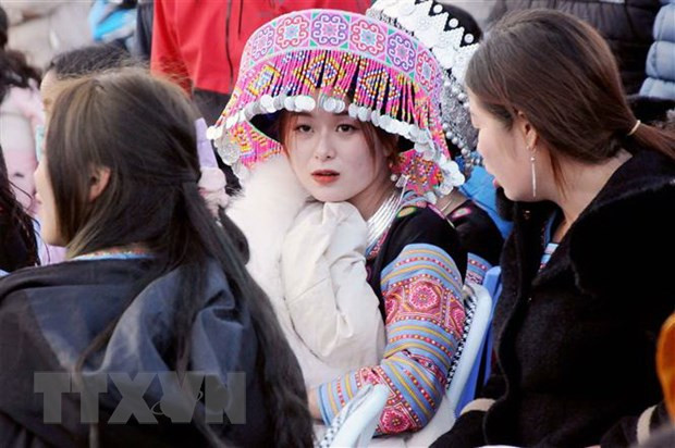 Các cô gái người Mông trong trang phục truyền thống du Xuân, đón Tết. Ảnh: Quang Quyết/TTXVN Các cô gái người Mông trong trang phục truyền thống du Xuân, đón Tết. Ảnh: Quang Quyết/TTXVN