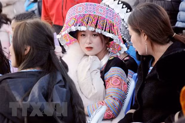 Các cô gái người Mông trong trang phục truyền thống du Xuân, đón Tết. Ảnh: Quang Quyết/TTXVN