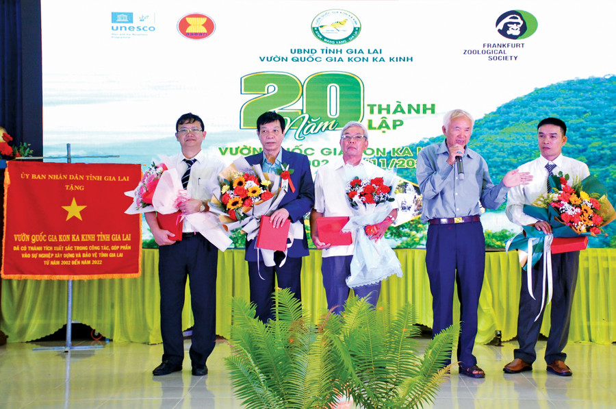 Tặng hoa, kỷ niệm chương cho nguyên lãnh đạo Vườn Quốc gia Kon Ka Kinh qua các thời kỳ đã có nhiều đóng góp tích cực nhân kỷ niệm 20 năm Ngày thành lập. Ảnh: Minh Phương