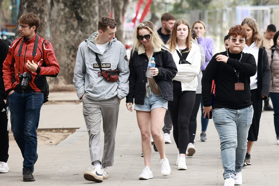 Du khách nước ngoài dạo Hồ Gươm ngày 30 Tết (21.1.2023). Ảnh: Hải Nguyễn Du khách nước ngoài dạo Hồ Gươm ngày 30 Tết (21.1.2023). Ảnh: Hải Nguyễn