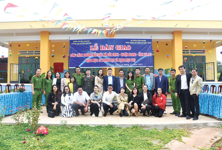 Công an huyện Kbang và nhà tài trợ bàn giao 2 phòng học cho Trường Mẫu giáo Đak Smar. Ảnh: Lê Anh