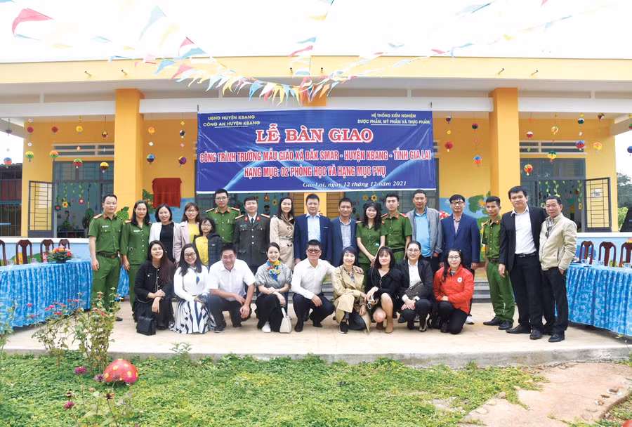 Công an huyện Kbang và nhà tài trợ bàn giao 2 phòng học cho Trường Mẫu giáo Đak Smar. Ảnh: Lê Anh