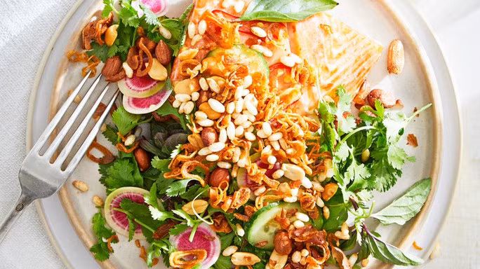 Cá hồi ăn kèm đậu và salad là một trong những lựa chọn tốt cho người bị máu nhiễm mỡ. Ảnh minh họa từ Internet