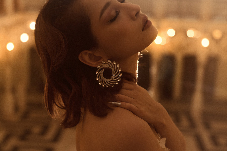 Được biết, đây là trang phục do Dat Nguyen - sinh viên trường Văn Lang thiết kế. Stylist Kenxy còn chọn cho Chi Pu một đôi cao gót trắng đồng điệu và hoa tai bản to đính đá giúp tổng thể trang phục thêm hoàn thiện Được biết, đây là trang phục do Dat Nguyen - sinh viên trường Văn Lang thiết kế. Stylist Kenxy còn chọn cho Chi Pu một đôi cao gót trắng đồng điệu và hoa tai bản to đính đá giúp tổng thể trang phục thêm hoàn thiện