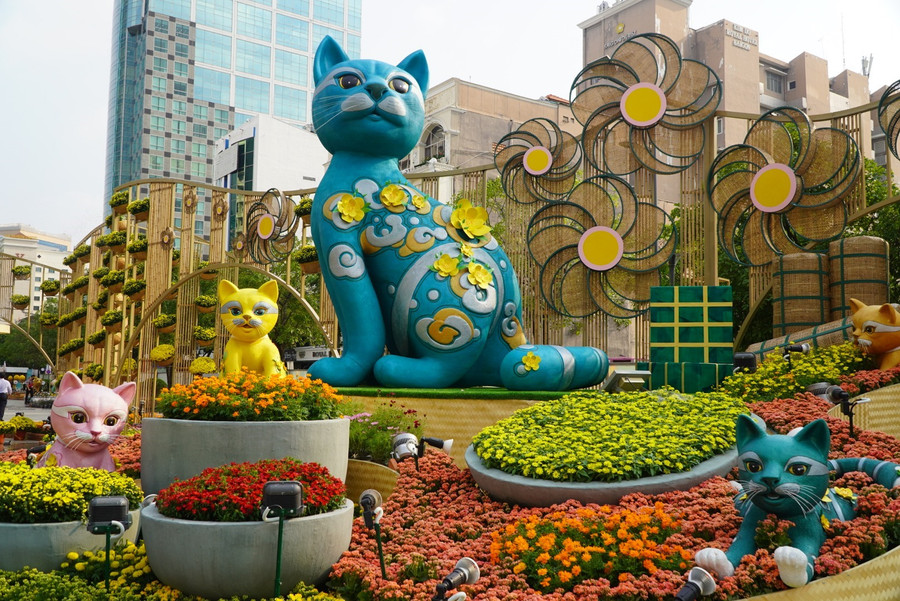 Linh vật mèo (mão), linh vật của năm 2023 tại đường hoa. Ảnh: Chân Phúc Linh vật mèo (mão), linh vật của năm 2023 tại đường hoa. Ảnh: Chân Phúc