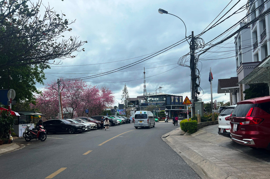 Một bãi đậu đỗ xe trên đường Nguyễn Chí Thanh, P.1, Đà Lạt Một bãi đậu đỗ xe trên đường Nguyễn Chí Thanh, P.1, Đà Lạt