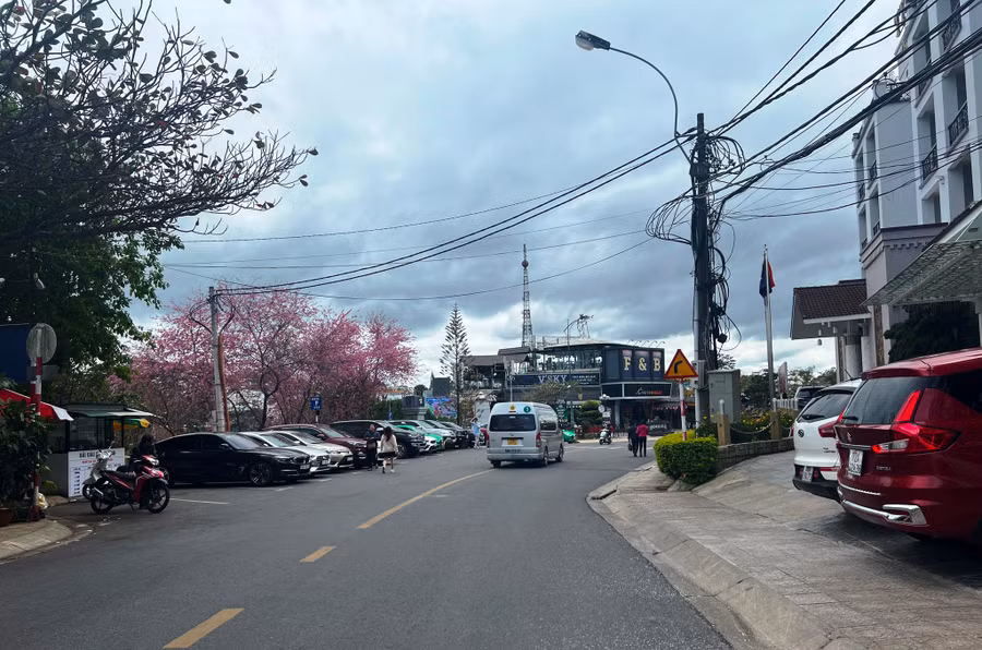 Một bãi đậu đỗ xe trên đường Nguyễn Chí Thanh, P.1, Đà Lạt