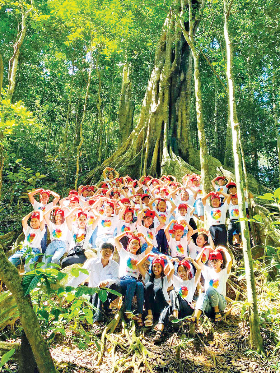 Các em học sinh tham quan tìm hiểu về công tác bảo tồn, đa dạng sinh học tại Vườn Quốc gia Kon Ka Kinh. Ảnh: Minh Phương