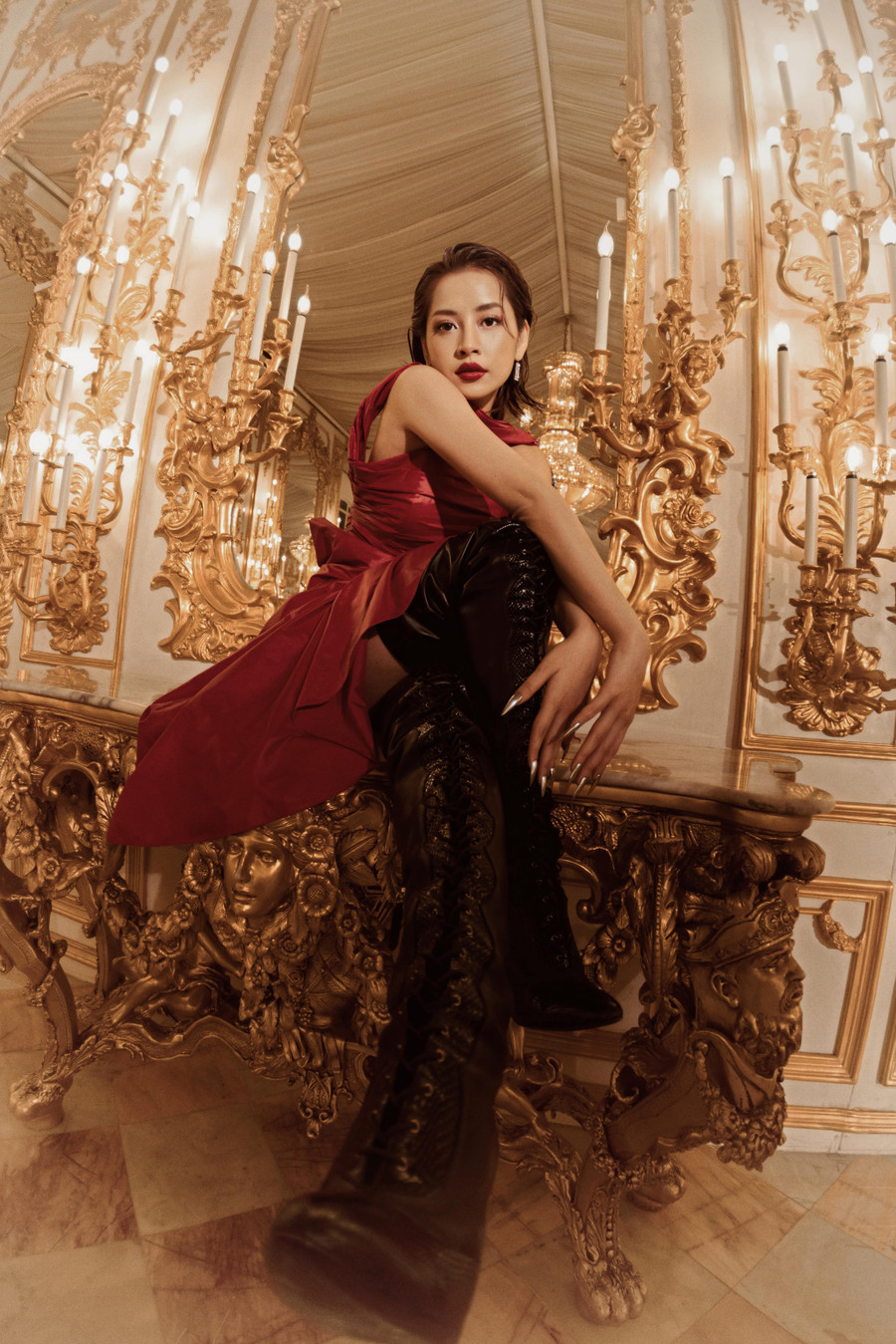 Kết hợp cùng mái tóc cổ điển, Chi Pu biến hóa liên tục qua từng trang phục, lúc là quý cô thời thượng, nữ tính, lúc lại rất cá tính, quyền lực Kết hợp cùng mái tóc cổ điển, Chi Pu biến hóa liên tục qua từng trang phục, lúc là quý cô thời thượng, nữ tính, lúc lại rất cá tính, quyền lực