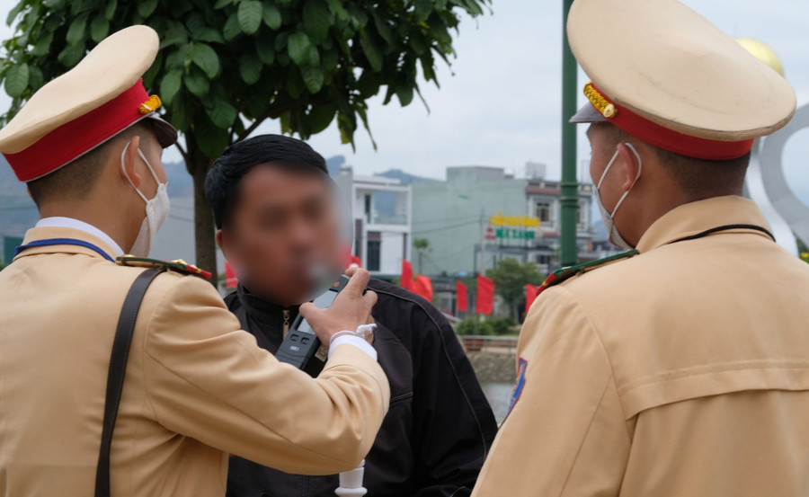 Ngày 22-1, CSGT toàn quốc đã kiểm tra, xử lý hơn 2.000 trường hợp vi phạm, trong đó có hơn 720 &quot;ma men&quot;. Ảnh: Trần Cường