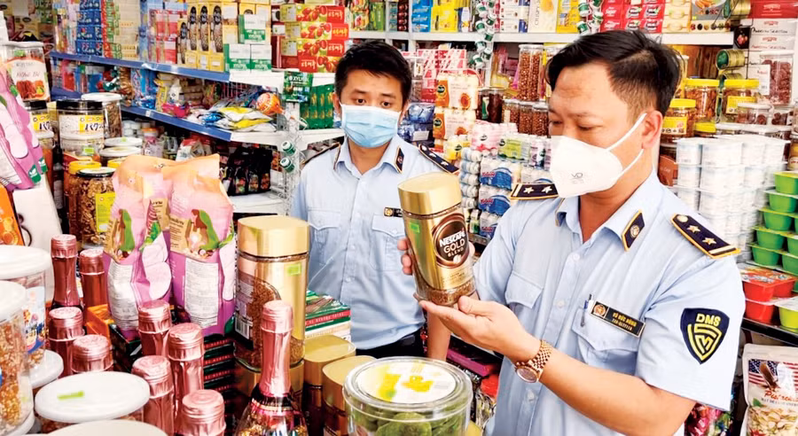 Cục Quản lý thị trường tỉnh tăng cường kiểm tra các mặt hàng có nhu cầu tiêu dùng tăng cao trong dịp Tết. Ảnh: Thảo Nhiên