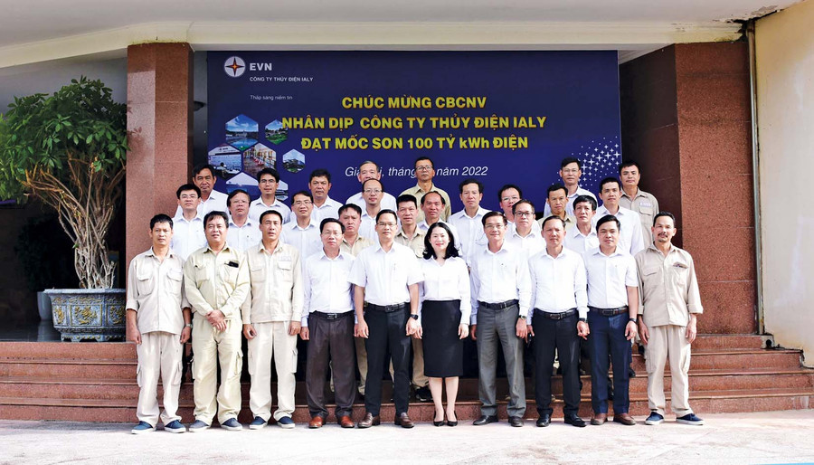 Ông Đoàn Tiến Cường-Giám đốc Công ty Thủy điện Ialy (hàng đầu, thứ 5 từ trái sang) cùng ê kíp vận hành chúc mừng Công ty đạt 100 tỷ kWh điện vào lúc 6 giờ 22 phút ngày 2-12-2022. Ảnh: Đ.Y Ông Đoàn Tiến Cường-Giám đốc Công ty Thủy điện Ialy (hàng đầu, thứ 5 từ trái sang) cùng ê kíp vận hành chúc mừng Công ty đạt 100 tỷ kWh điện vào lúc 6 giờ 22 phút ngày 2-12-2022. Ảnh: Đ.Y