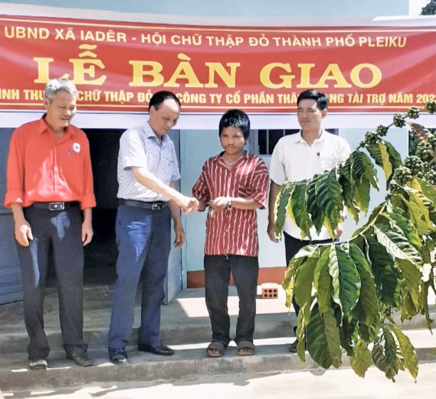 Hơn 20 năm đứng chân trên địa bàn tỉnh Gia Lai, Công ty cổ phần Thăng Long đã có những đóng góp thiết thực cho cộng đồng, giúp đỡ nhiều gia đình đồng bào dân tộc thiểu số có chỗ ở ổn định.