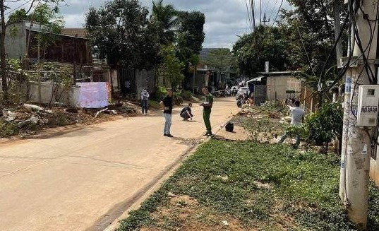 Lực lượng công an khám nghiệm hiện trường vụ người chồng đâm vợ rồi bỏ trốn