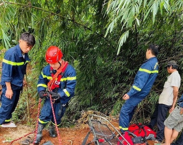Lực lượng chức năng tiến hành giải cứu nạn nhân. Ảnh: Huỳnh Thủy