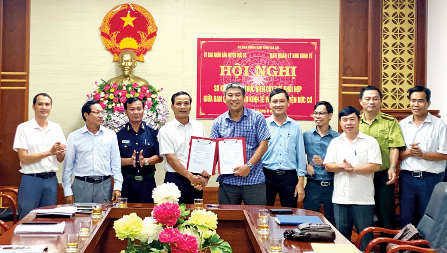 Ban Quản lý Khu Kinh tế tỉnh và UBND huyện Đức Cơ ký kết thỏa thuận phối hợp trong công tác quản lý Khu Kinh tế Cửa khẩu Quốc tế Lệ Thanh. Ảnh: Kim Linh