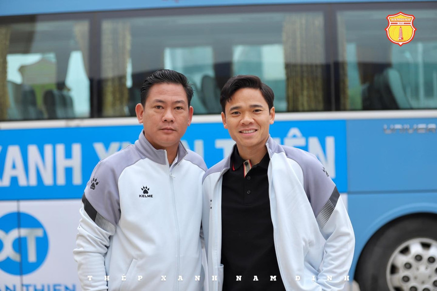 Thủ môn Trần Nguyên Mạnh (phải) cập bến đội Nam Định. Thủ môn Trần Nguyên Mạnh (phải) cập bến đội Nam Định.