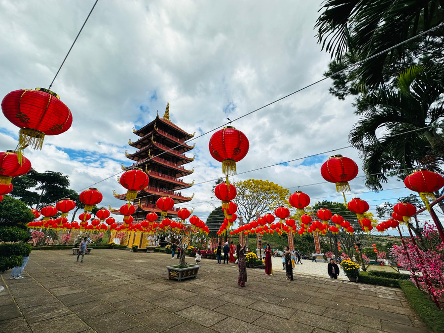 Bảo tháp Quán Thế Âm mới được khánh thành, bao gồm 1 tầng trệt và 7 tầng lầu. Tháp có chiều cao 49 mét, tầng trệt có diện tích sàn khoảng 149 m2 được sử dụng làm nơi trưng bày sản phẩm truyền thống về ngành trà và trà cụ. Tầng tháp thứ 1 tôn trí Đại hồng chung đúc bằng đồng, nặng khoảng 1 tấn. Từ tầng thứ 2 đến 7 của ngôi bảo tháp được tôn trí thánh tượng Quán Thế Âm Bồ Tát hóa thân theo các hình tượng khác nhau được tạc bằng đá Non Nước. Đặc biệt, các vách ngăn của mỗi tầng tháp được thiết kế chia thành 1.000 ô vuông có kích thước khoảng 35cm x 40cm, ráp kính chiếu sáng. Mỗi ô tôn trí 1 tôn tượng Quán Thế Âm Bồ Tát. 500 pho tượng tôn trí bên trong tháp được tạc bằng gỗ hương và 500 tôn tượng tôn trí vách ngoài tháp được tạc bằng đá hoa cương Bảo tháp Quán Thế Âm mới được khánh thành, bao gồm 1 tầng trệt và 7 tầng lầu. Tháp có chiều cao 49 mét, tầng trệt có diện tích sàn khoảng 149 m2 được sử dụng làm nơi trưng bày sản phẩm truyền thống về ngành trà và trà cụ. Tầng tháp thứ 1 tôn trí Đại hồng chung đúc bằng đồng, nặng khoảng 1 tấn. Từ tầng thứ 2 đến 7 của ngôi bảo tháp được tôn trí thánh tượng Quán Thế Âm Bồ Tát hóa thân theo các hình tượng khác nhau được tạc bằng đá Non Nước. Đặc biệt, các vách ngăn của mỗi tầng tháp được thiết kế chia thành 1.000 ô vuông có kích thước khoảng 35cm x 40cm, ráp kính chiếu sáng. Mỗi ô tôn trí 1 tôn tượng Quán Thế Âm Bồ Tát. 500 pho tượng tôn trí bên trong tháp được tạc bằng gỗ hương và 500 tôn tượng tôn trí vách ngoài tháp được tạc bằng đá hoa cương