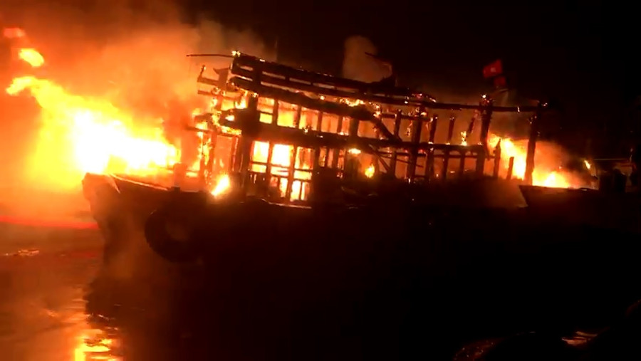 Tàu cá neo đậu trong âu thuyền bốc cháy. Ảnh: Nguyễn Tú Tàu cá neo đậu trong âu thuyền bốc cháy. Ảnh: Nguyễn Tú