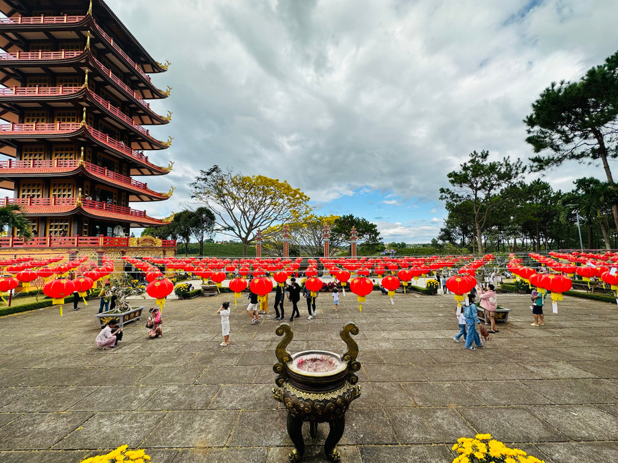 Khung cảnh thiên nhiên tại Tu viện Bát Nhã cũng cực kỳ đẹp với hai bên lối lên là đồi chè xanh mướt cùng những cây phượng vàng cổ thụ được trồng dọc đường đi. Vào những ngày cuối năm, mùa hoa phượng vàng nở rộ, những cánh hoa rơi theo gió tạo nên cảnh quan tinh tế. Ảnh: Đình Sơn Khung cảnh thiên nhiên tại Tu viện Bát Nhã cũng cực kỳ đẹp với hai bên lối lên là đồi chè xanh mướt cùng những cây phượng vàng cổ thụ được trồng dọc đường đi. Vào những ngày cuối năm, mùa hoa phượng vàng nở rộ, những cánh hoa rơi theo gió tạo nên cảnh quan tinh tế. Ảnh: Đình Sơn