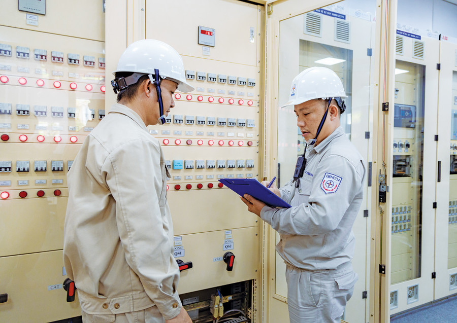 Cán bộ, công nhân viên Công ty Thủy điện An Khê-Ka Nak tích cực lao động, góp phần nâng cao hiệu quả sản xuất kinh doanh cho đơn vị. Ảnh: N.M